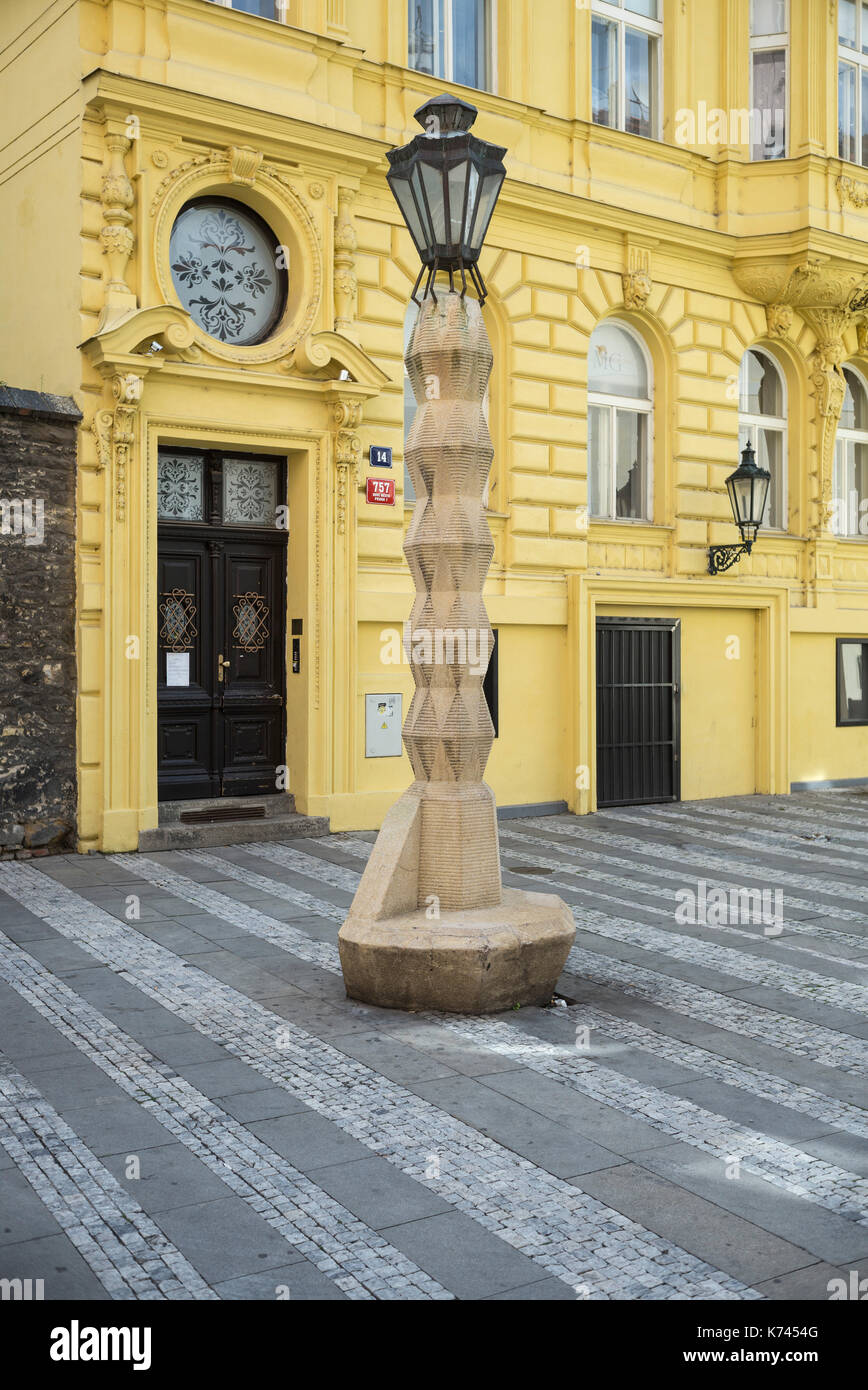 Prag. Der Tschechischen Republik. Kubistische Lamp Post, auf Jungmannovo náměstí, entworfen von tschechischen Architekten Emil Králíček (1877-1930), 1912-1913. Stockfoto