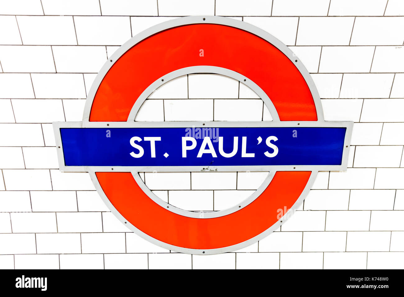 Londoner U-Zeichen, die Londoner U-Bahn St Paul's Sign, St Paul's U-Bahnstation, St Paul's U-Bahnstation, St Paul's London UK Stockfoto