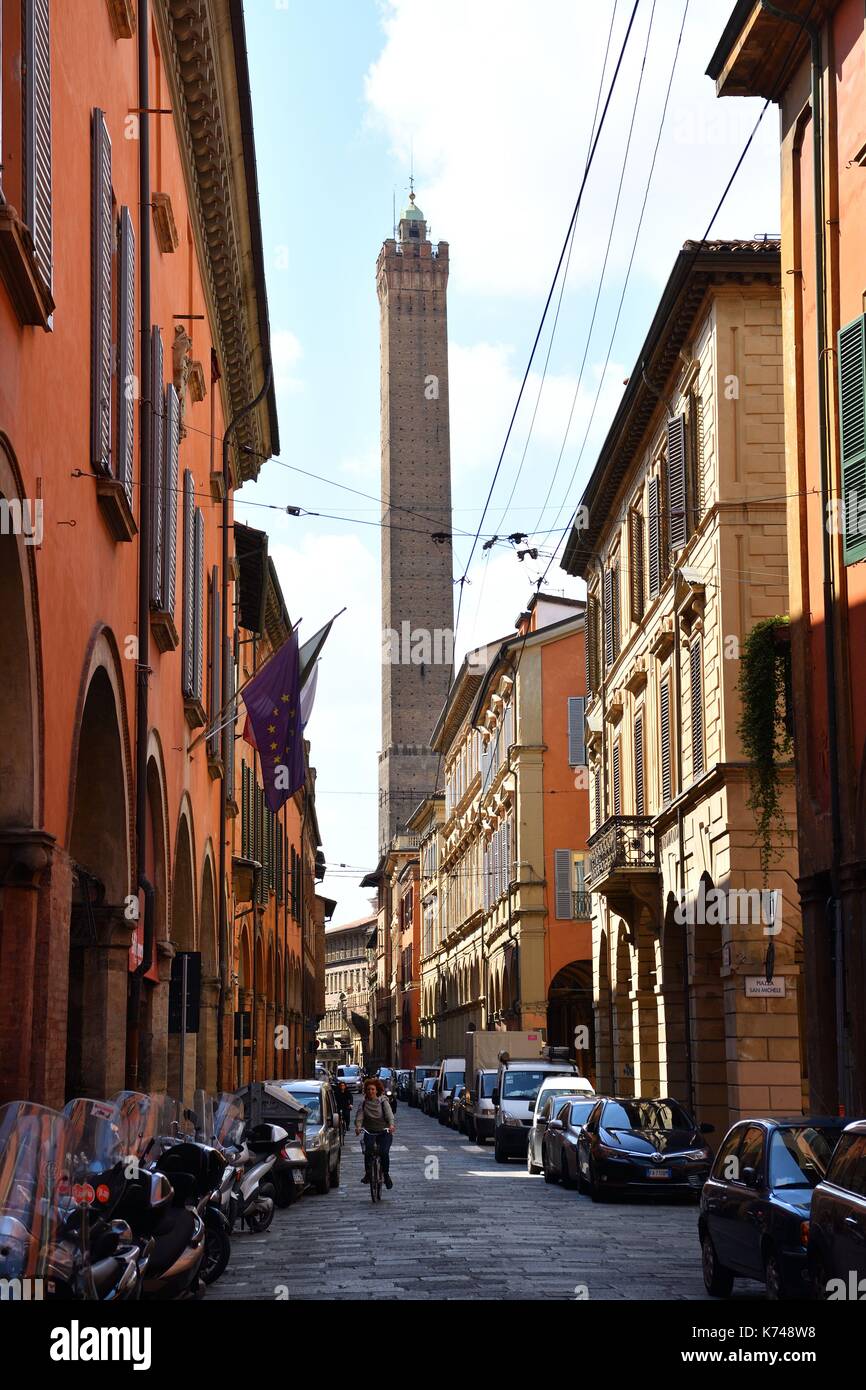 Italien, Emilia Romagna, Bologna, strada Maggiore mit im Allgemeinen den Asinelli Turm (12. Jahrhundert) 97,2 Meter hoch Stockfoto