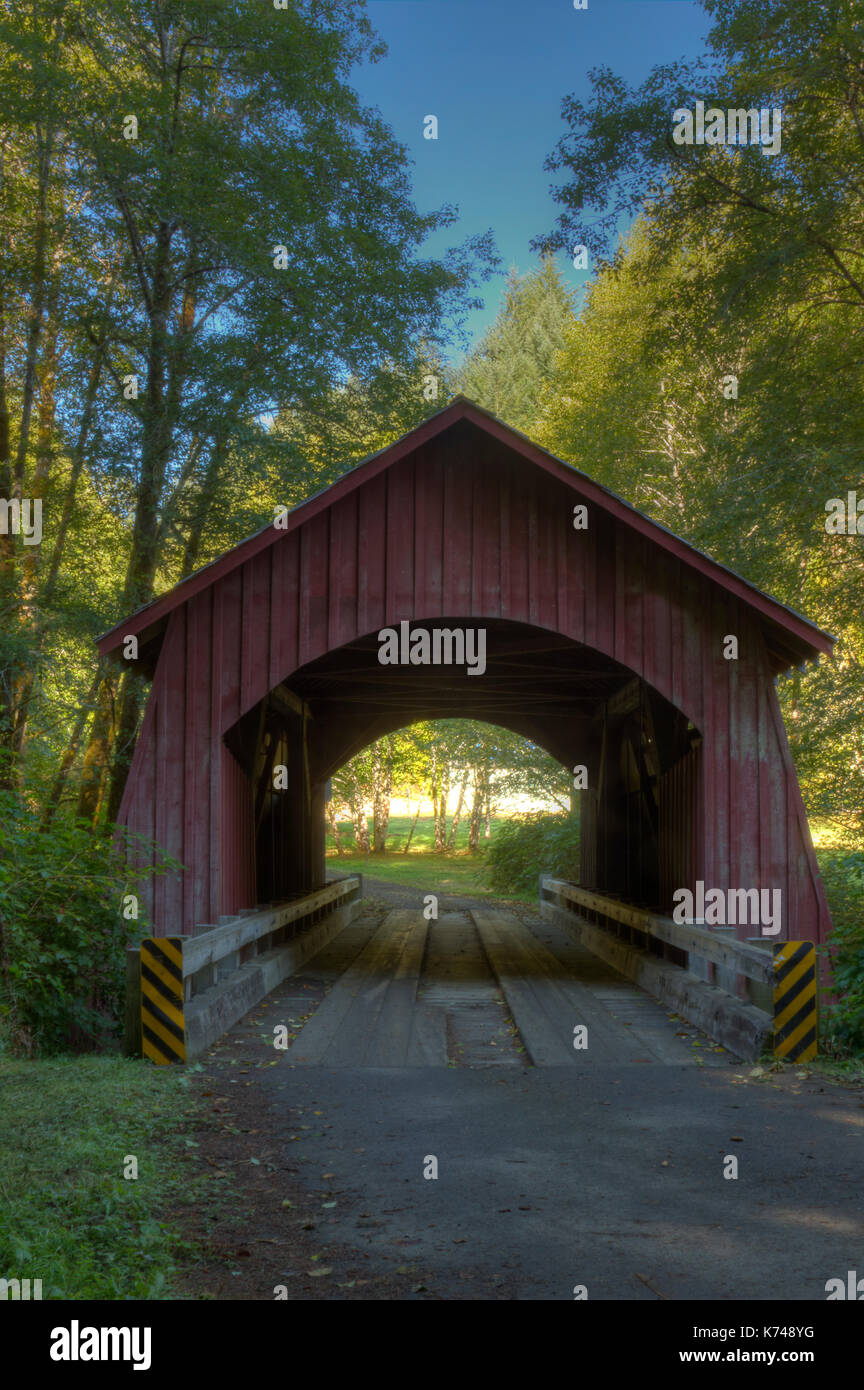 Ruhestand Fluss Covered Bridge Stockfoto