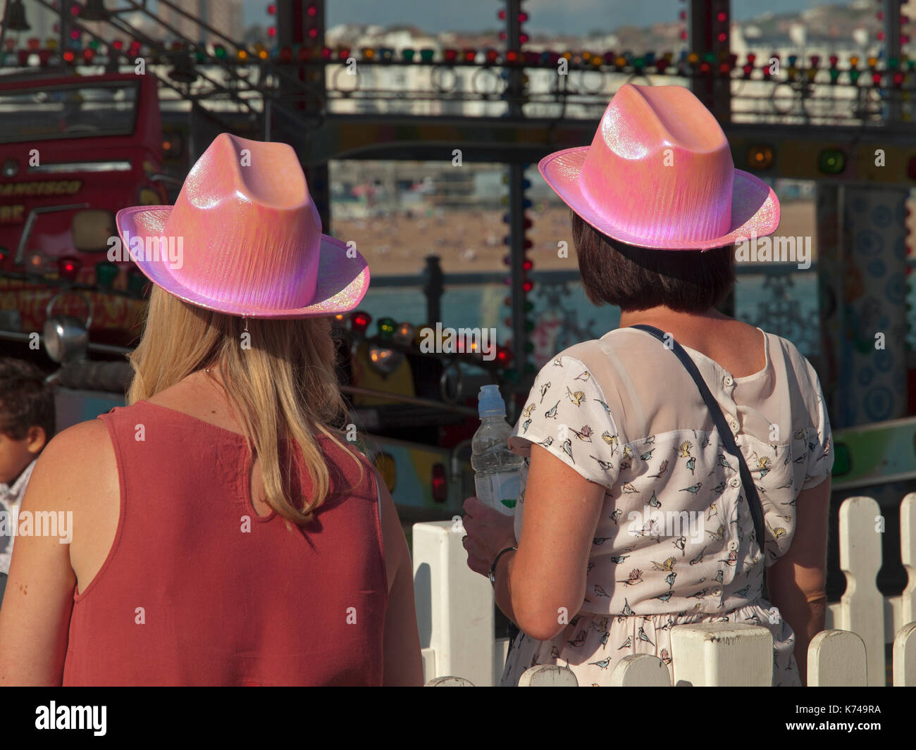 Pink Cowboy-Hüte auf Brighton Pier Stockfoto