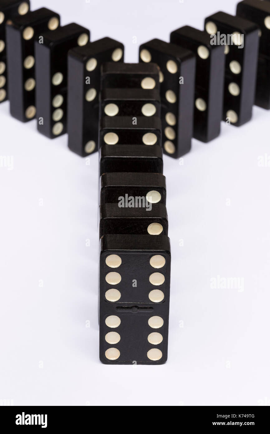 Schwarze Dominos stehen in Y-Ausbildung Stockfoto