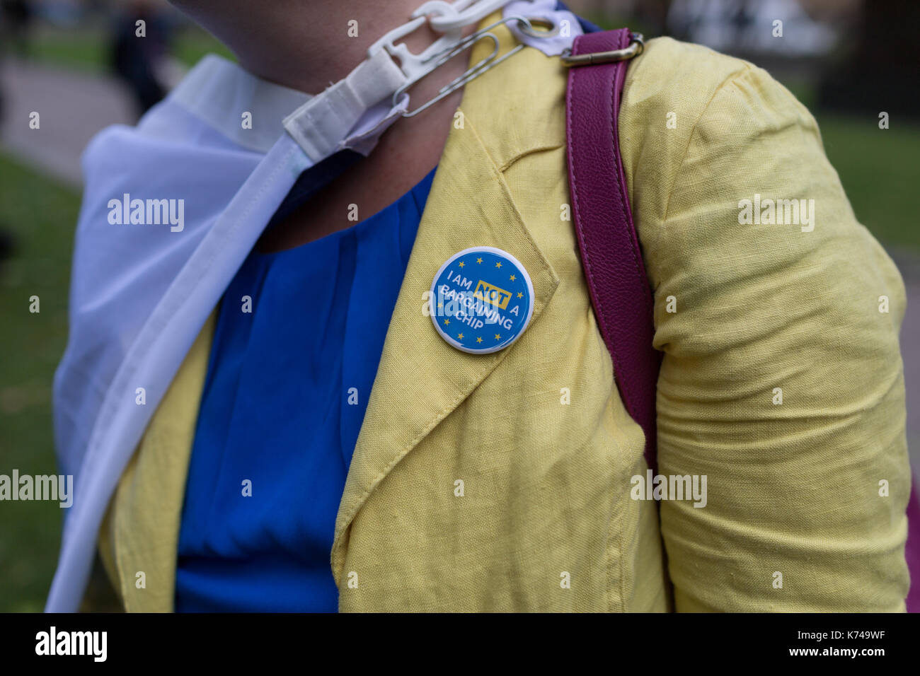 London, Großbritannien. September 2017. Pro-EU bleibt Wähler mit einem Abzeichen außerhalb Westminster vor dem 3 Millionen CitizensLobby17 Treffen. Stockfoto