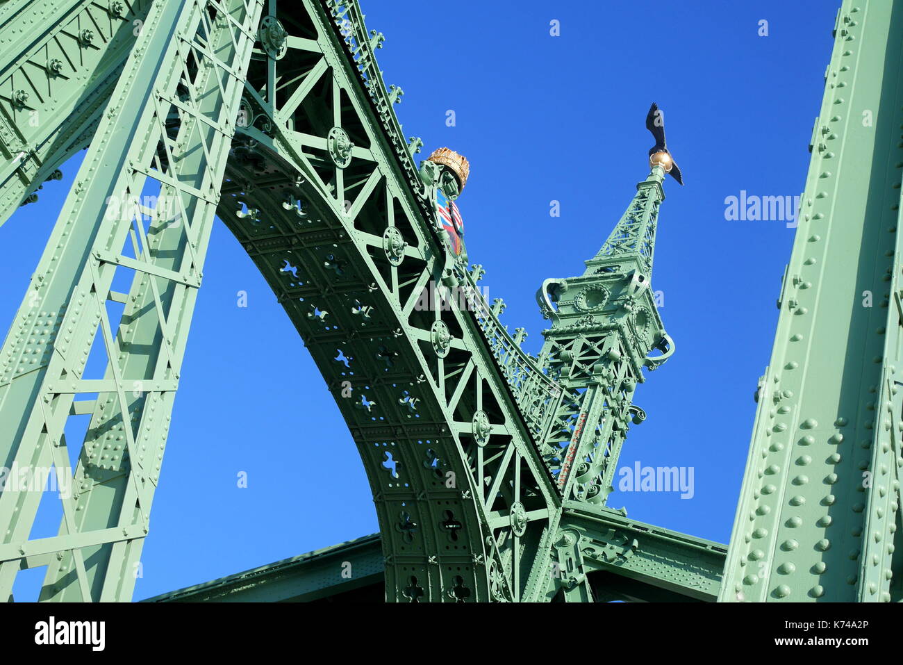 Träger der Befreiung Brücke (szabadság Hid), die die mythischen turtle Vogel, Budapest, Ungarn Stockfoto