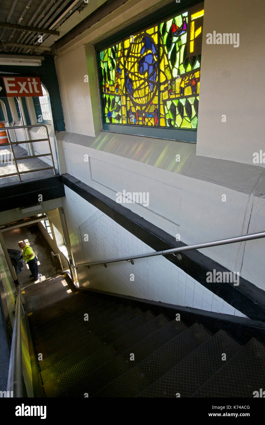 Foto der Treppe von 33. Straße Rawson Street Station Plattform entlang der erhöhten #7 Line in Long Island City, Queens, New York. Stockfoto