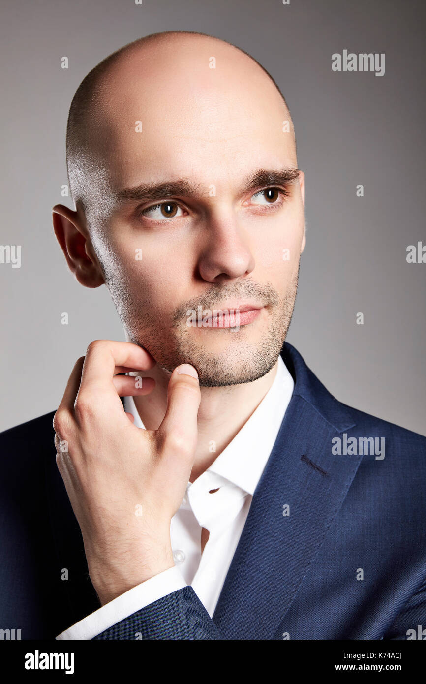 Nahaufnahme von nachdenklicher junger Mann in Anzug. Stockfoto