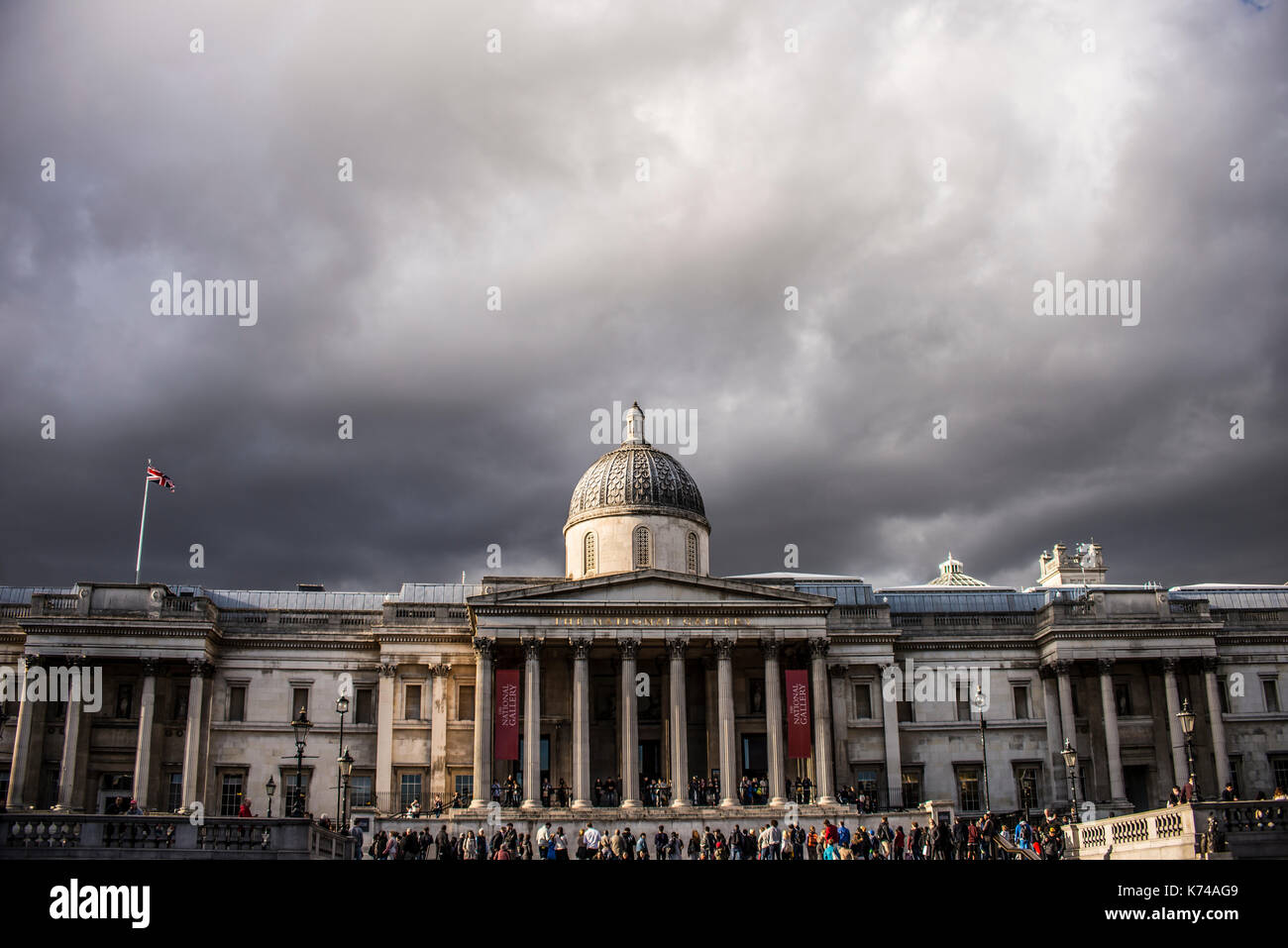 Die National Gallery in London unter stürmischen Himmel. Menschen. Platz für Kopie Stockfoto
