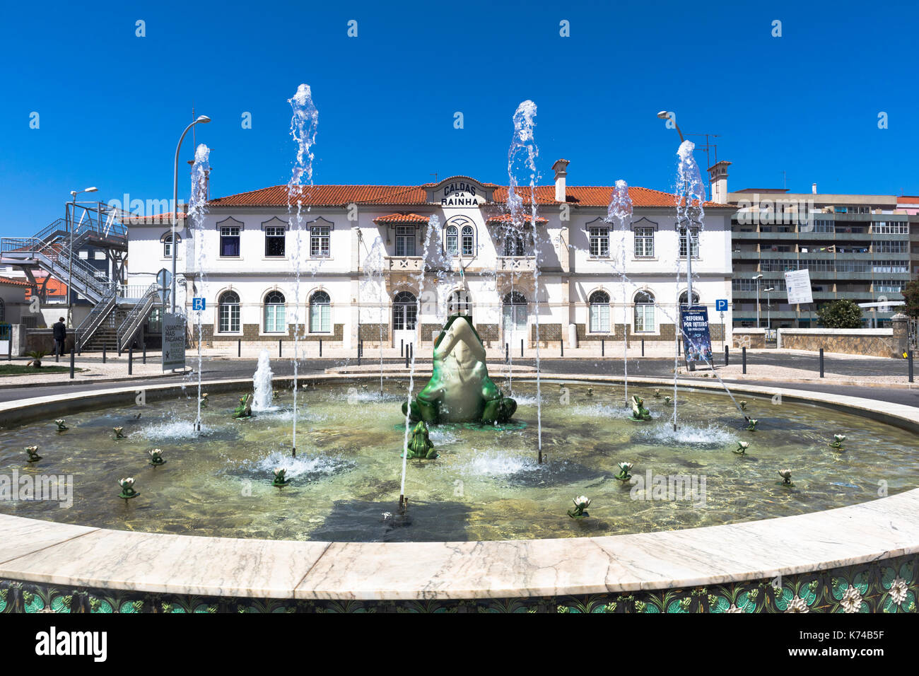 Frosch, Seerose Pad im Brunnen auf dem Kreisverkehr vor Caldas da Rainha Bahnhof an der Avenida 1º de Maio Portugal Stockfoto