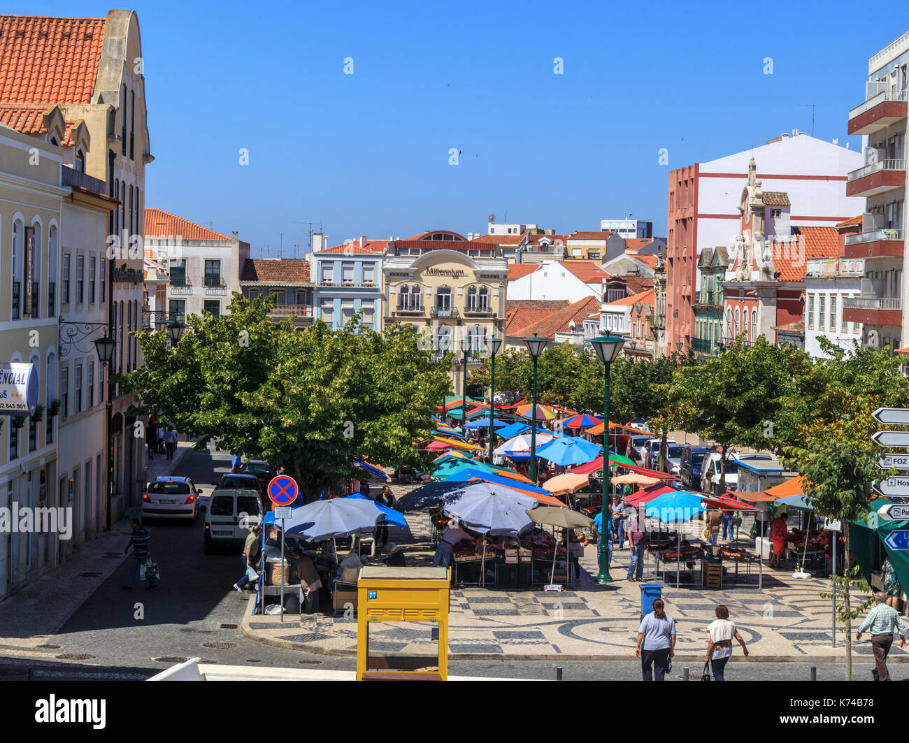 Suche entlang der Praca Da Fruta täglich morgens auf dem Markt in Caldas da Rainha Portugal Stockfoto