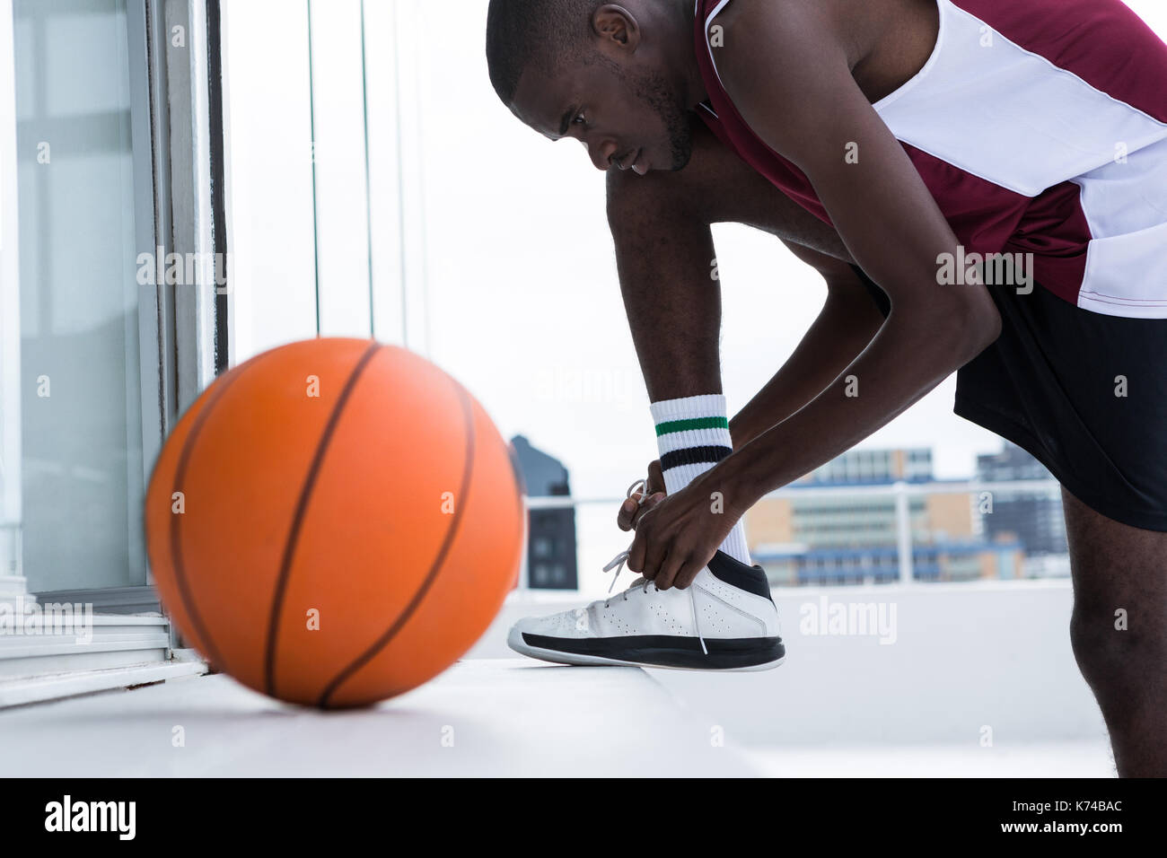 Bestimmt Basketballspieler Schnürsenkel binden Stockfoto