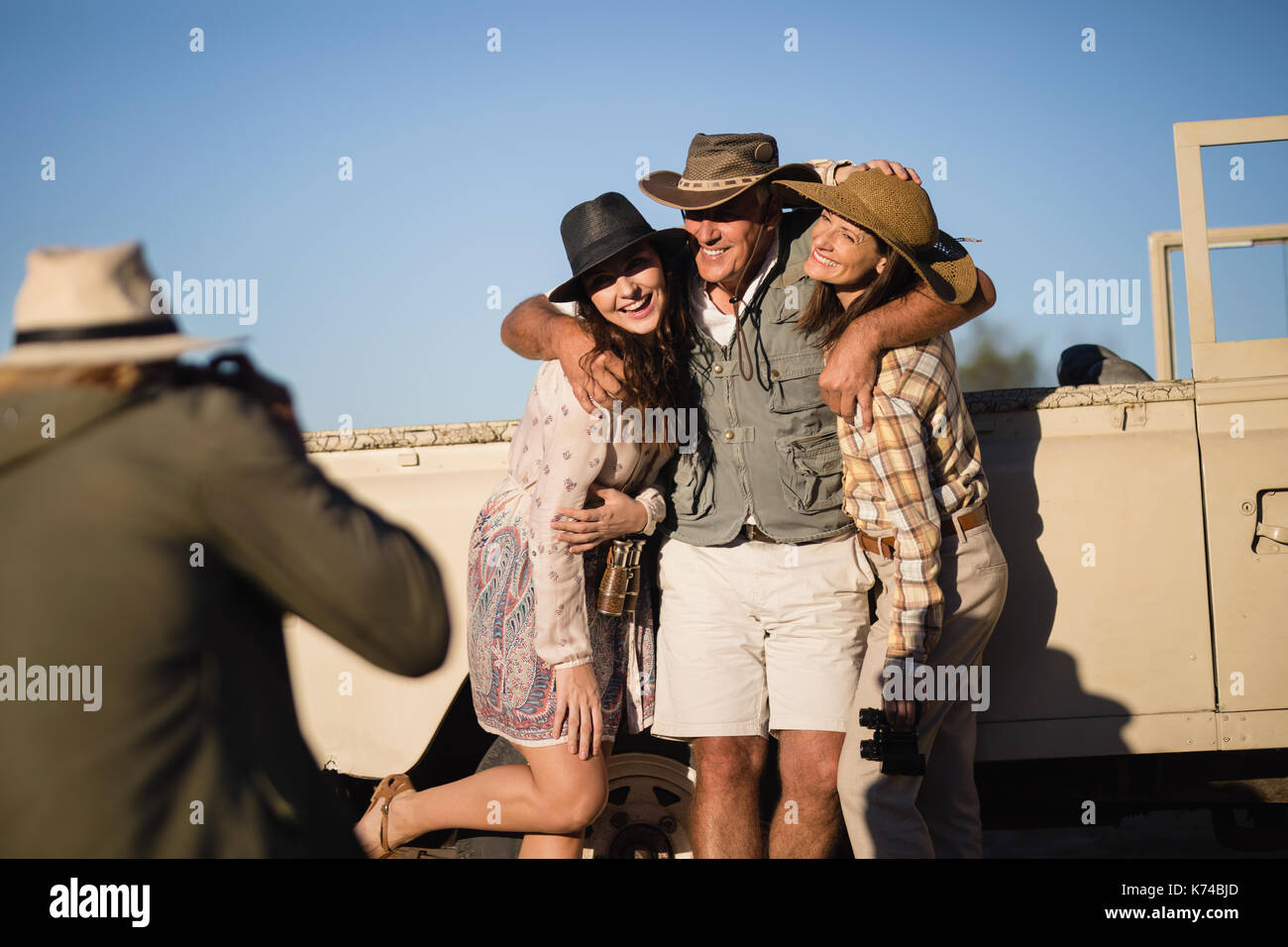 Mann ein Bild von seinen Freunden während der Safari Urlaub an einem sonnigen Tag Stockfoto