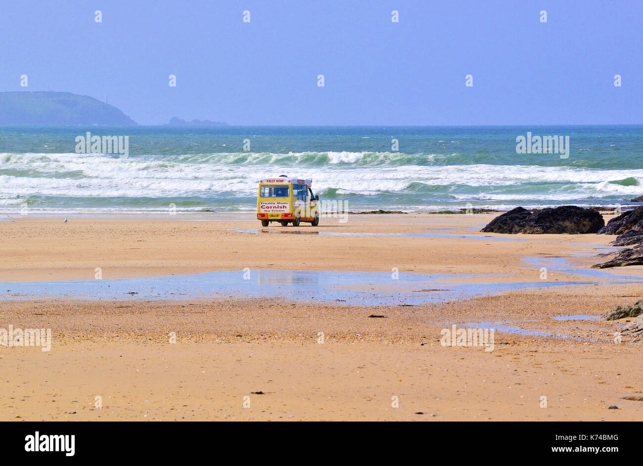 'S Ice Cream Hersteller van auf Polzeath surfen Strand bei Ebbe. Polzeath ist ein kleiner Badeort in Cornwall, England, Vereinigtes Königreich Stockfoto 'S Ice Cream Hersteller van auf Polzeath surfen Strand bei Ebbe. Polzeath ist ein kleiner Badeort in Cornwall, England, Vereinigtes Königreich Stockfoto