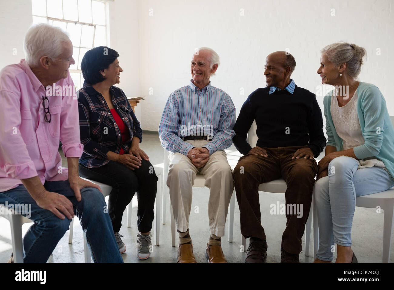 Ältere Freunde sprechen während der Diskussion im Kunstunterricht Stockfoto