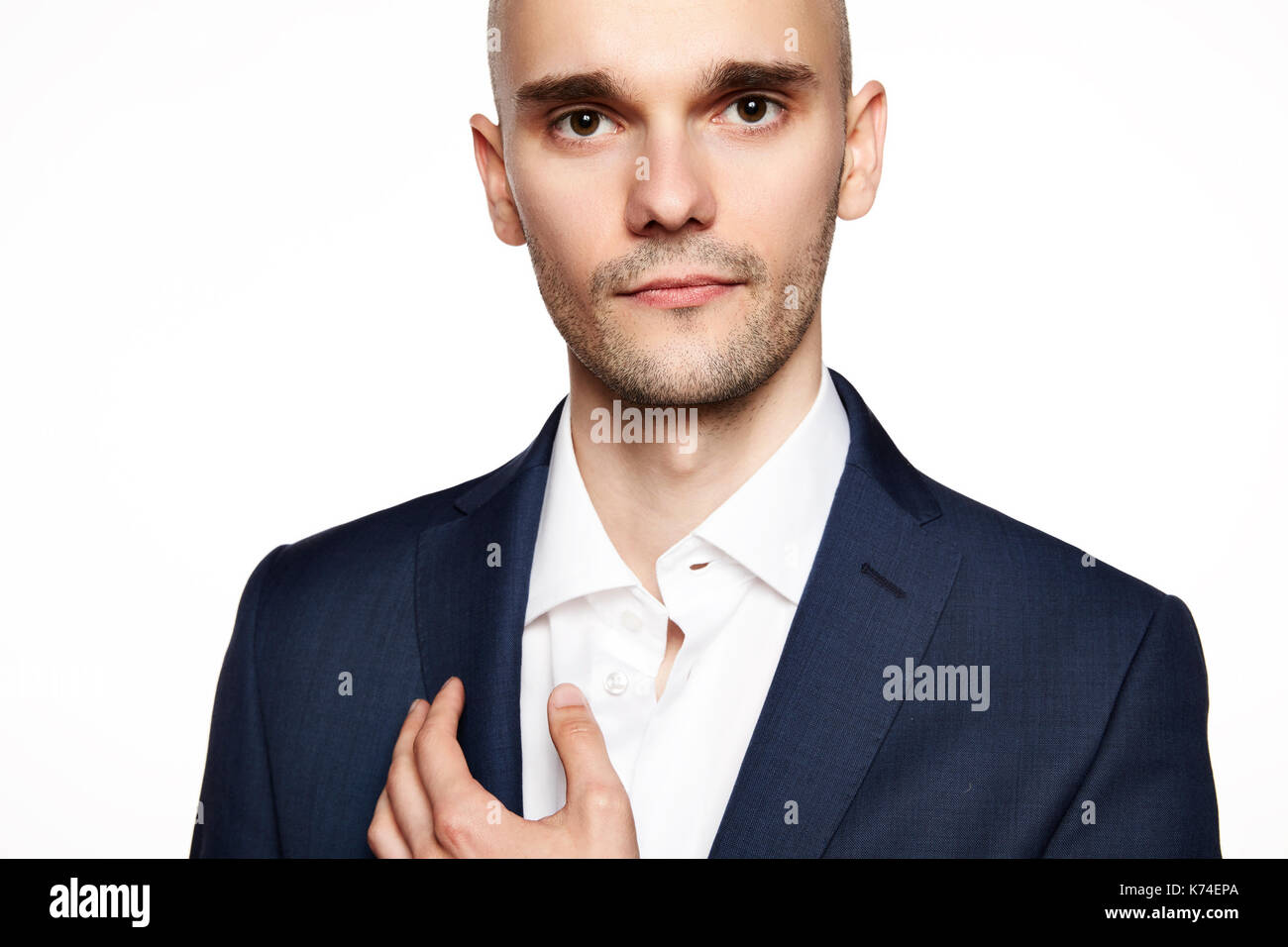Nahaufnahme Porträt einer stattlichen glatzköpfige Mann an der Kamera schaut. Weißer Hintergrund. Horizontale. Stockfoto