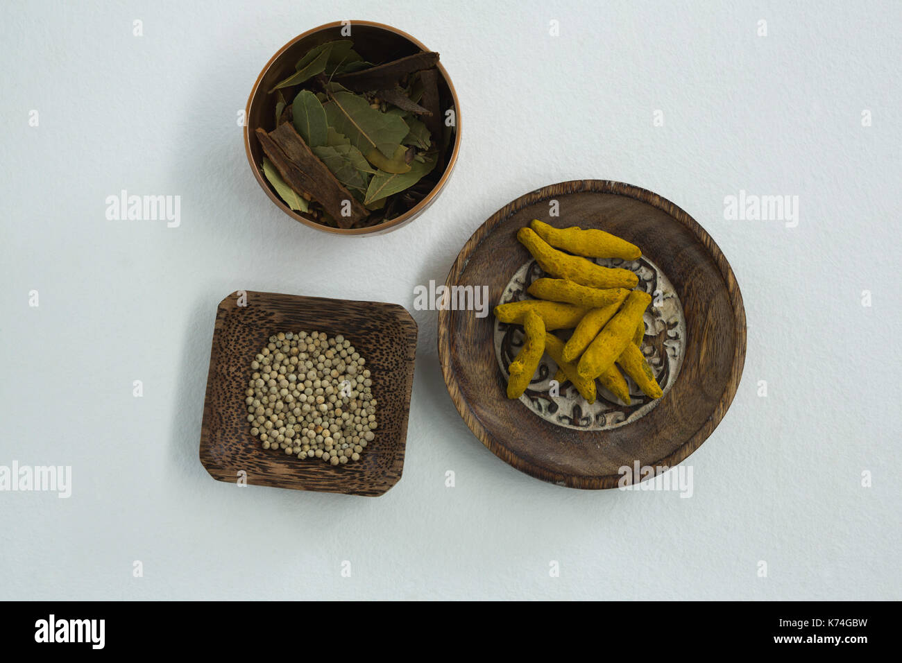 Gemeinkosten der Gelbwurz Rohstoffe Saatgut, Lorbeerblatt und Samen in der Schüssel Stockfoto