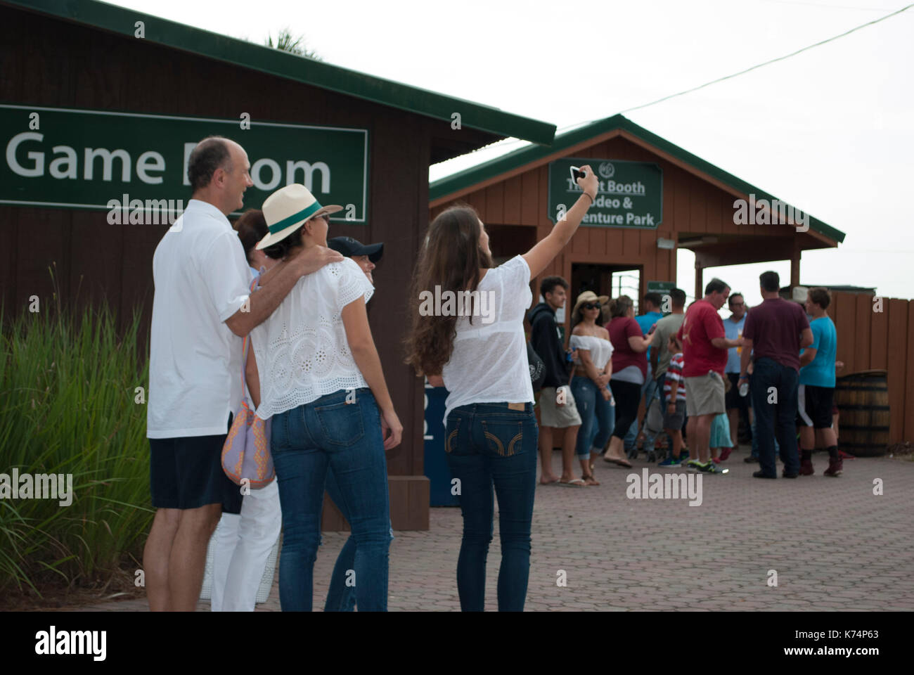 Gruppe von Menschen glücklich macht eine Familie selfie auf dem Weg zum Entertainment Ort Stockfoto