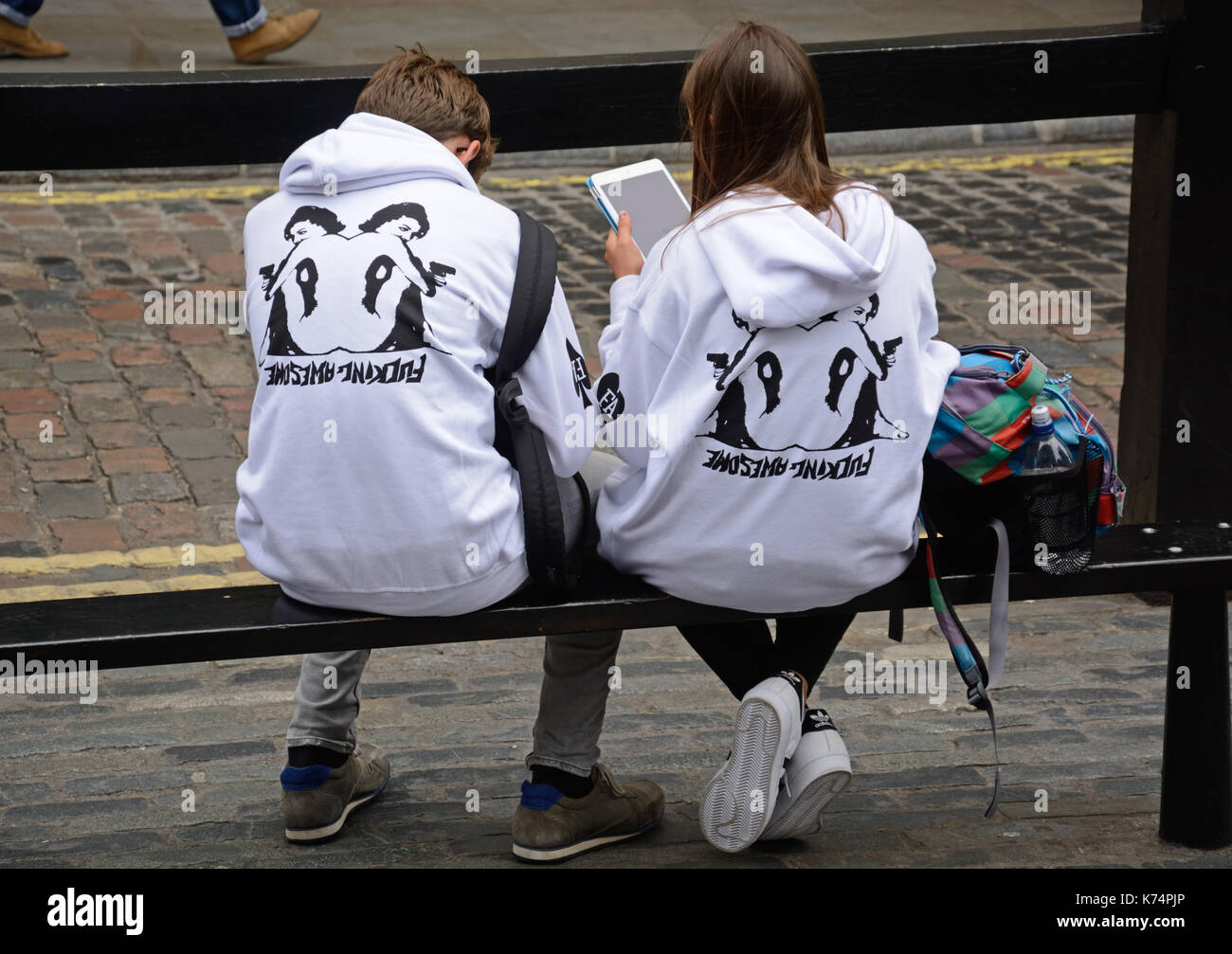 Paar in saucy Hoodies, London, Stockfoto