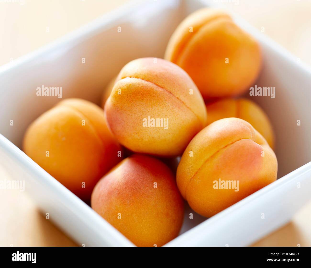 Frische Aprikosen in einem weißen Teller Stockfoto