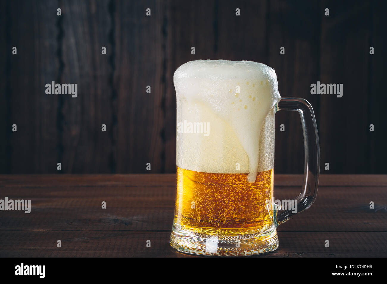 Becher Bier auf der Holz- Hintergrund. Schönen Hintergrund des Oktoberfestes Stockfoto