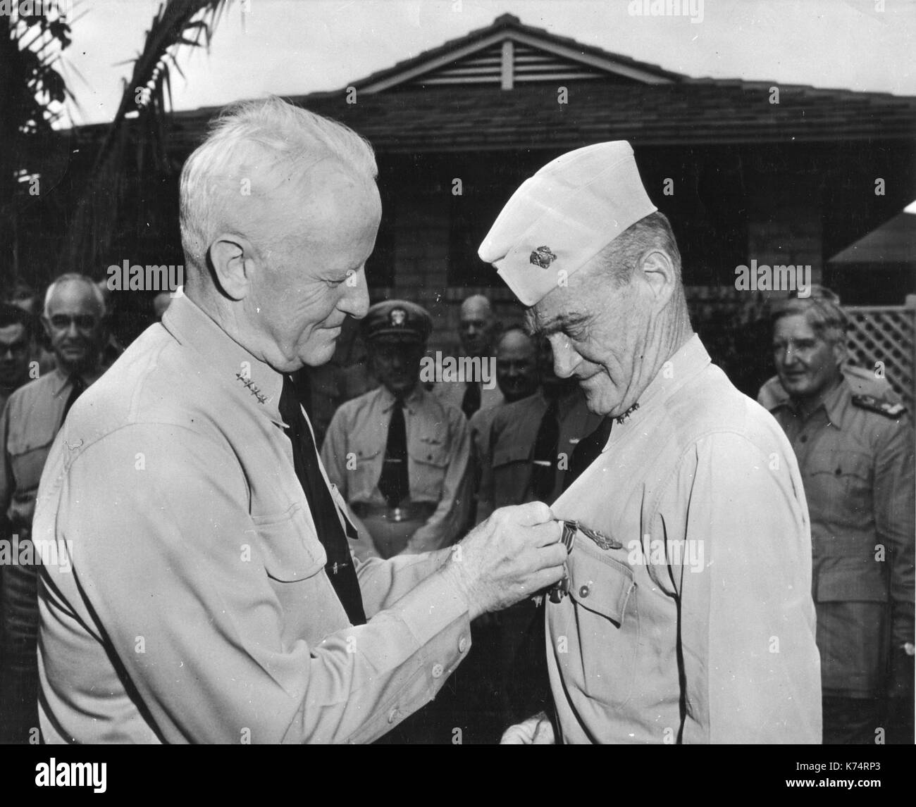Dec 20, 1945 - Flotte Admiral C.W. Der Nimitz dekorieren Vice Admiral Marc A. Mitscher, USN, mit der Legion von Verdienst und das Navy Cross. Stockfoto