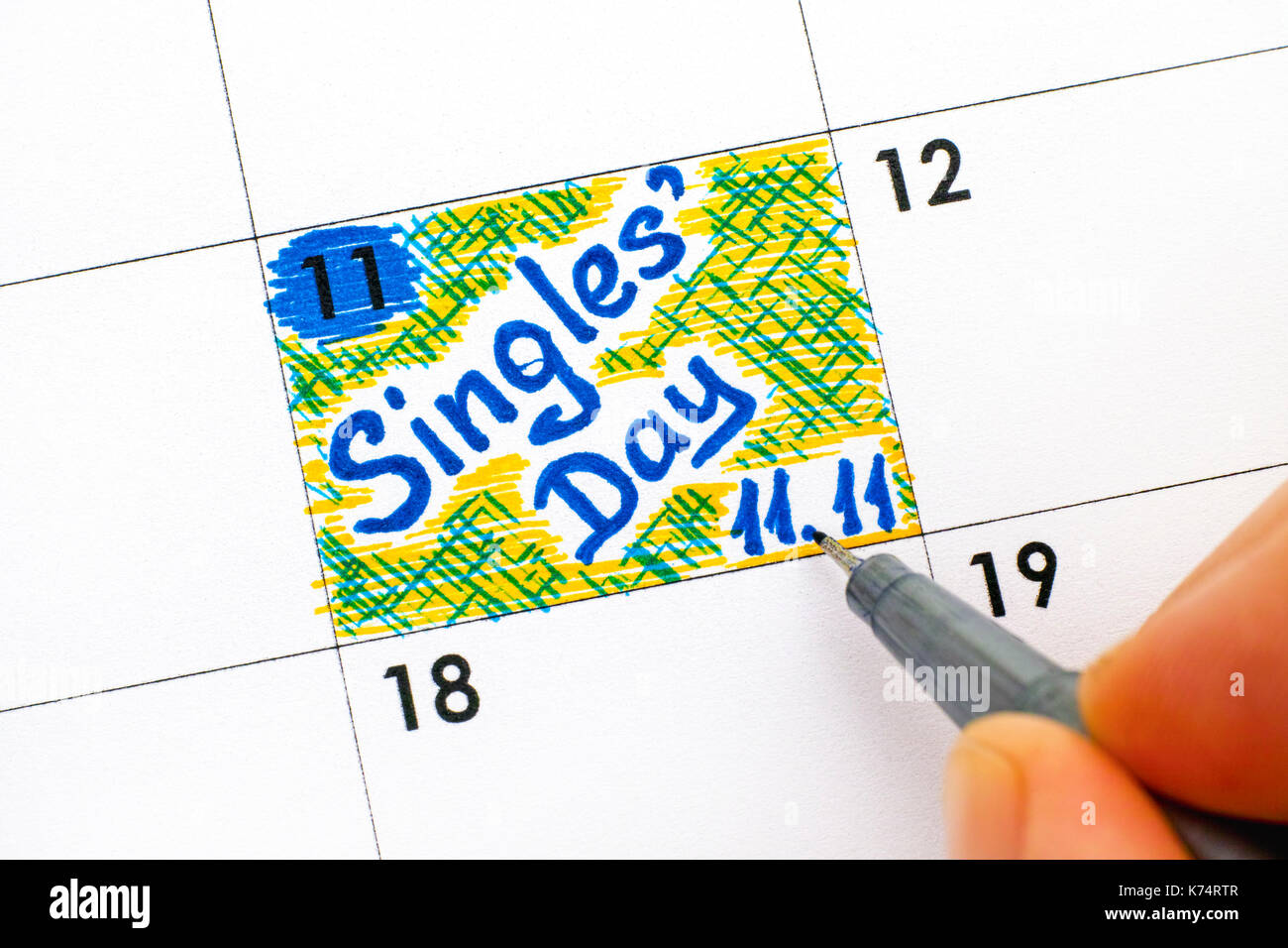 Frau Finger mit Pen schreiben Erinnerung Singles Tag 11.11 im Kalender. Close-up. Stockfoto