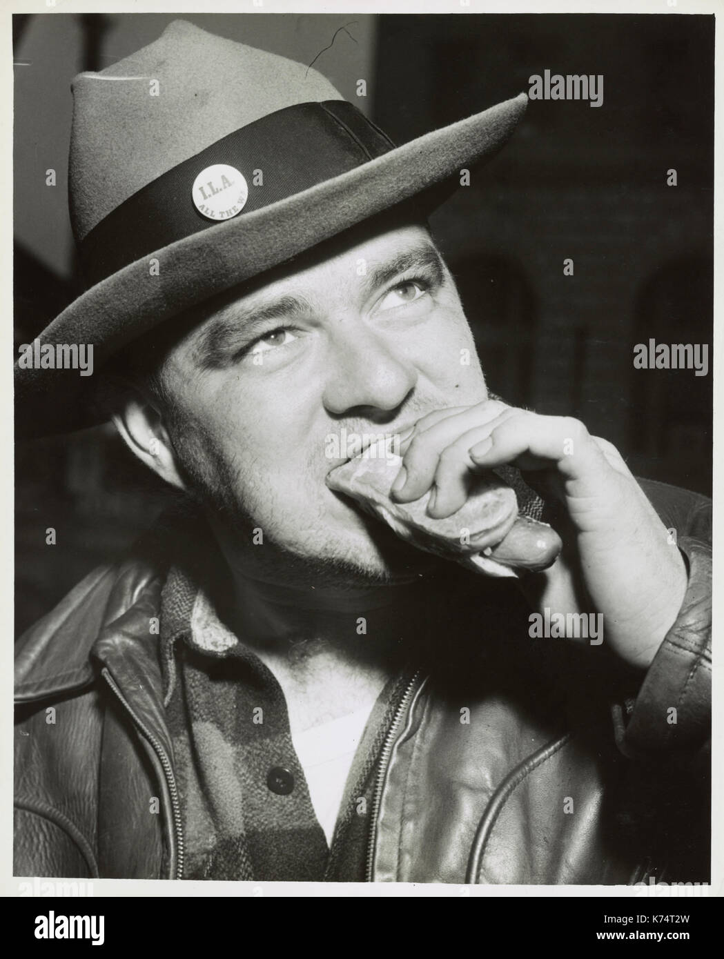 Longshoreman einen Hot dog Essen, New York, NY, 05/14/1954. Stockfoto