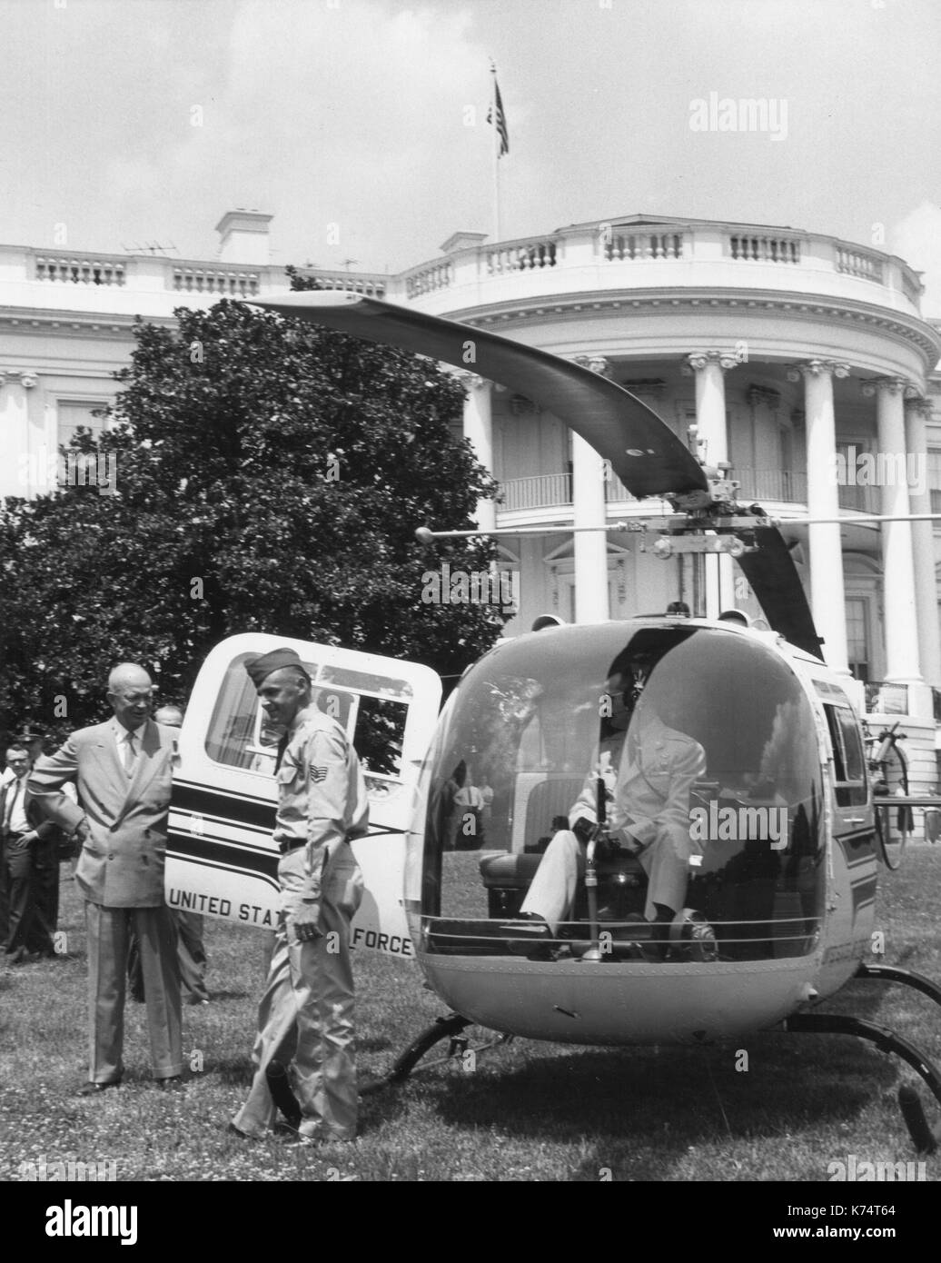Präsident Dwight D. Eisenhower bereit, ein Hubschrauber, der auf dem Weißen Haus Grundstück für einen Punkt zu verlassen Board' als Teil der Nation-wide Zivilschutz Übungen, Washington, DC, 7/12/1957. Stockfoto