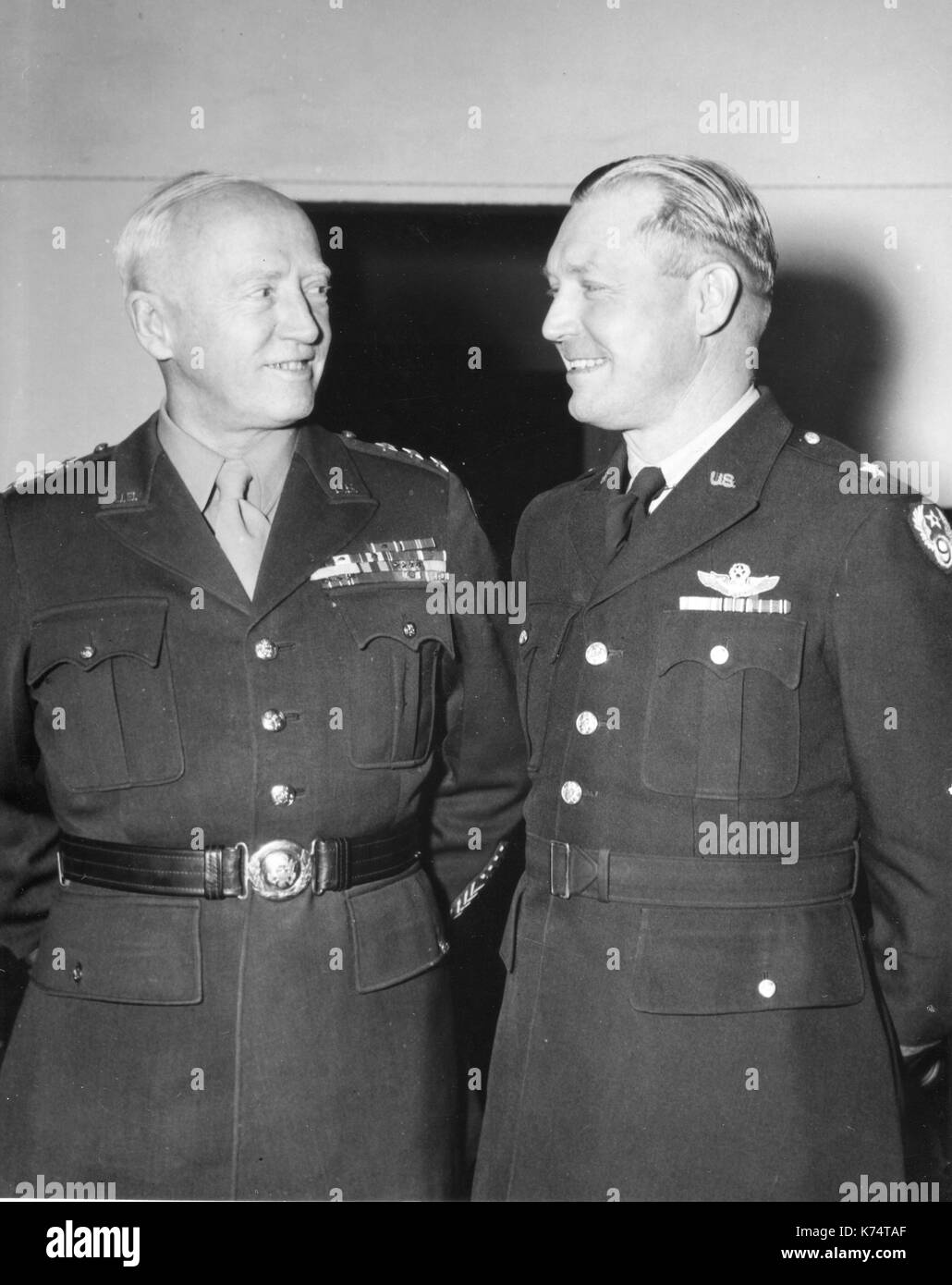 Brig Gen Otto P Weyland (rechts) von der 9., Luftwaffe, und Lt Gen George S Patton (links) der US-dritte Armee Pläne für Operationen gegen von Rundstedt Armeen in Belgien, Frankreich, 01/09/1945 diskutieren. Stockfoto