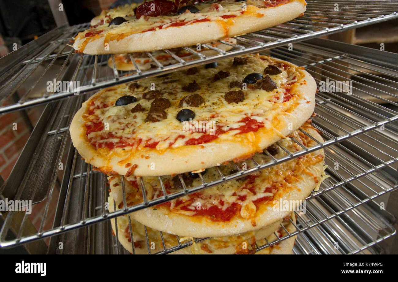 Pizza im Holzofen gebacken Stockfoto