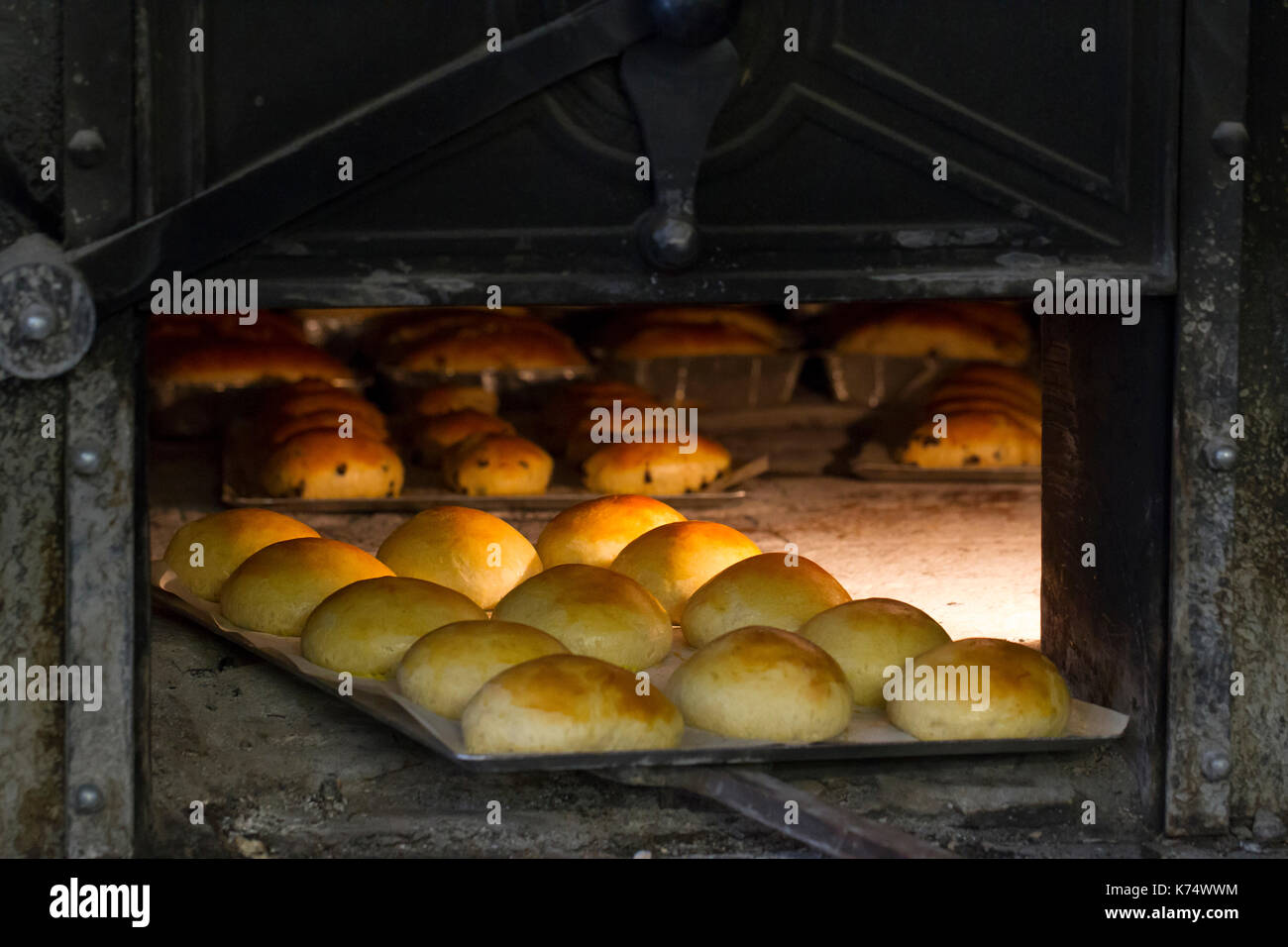 Backwaren: Brot gebacken in einem Holzofen Stockfoto