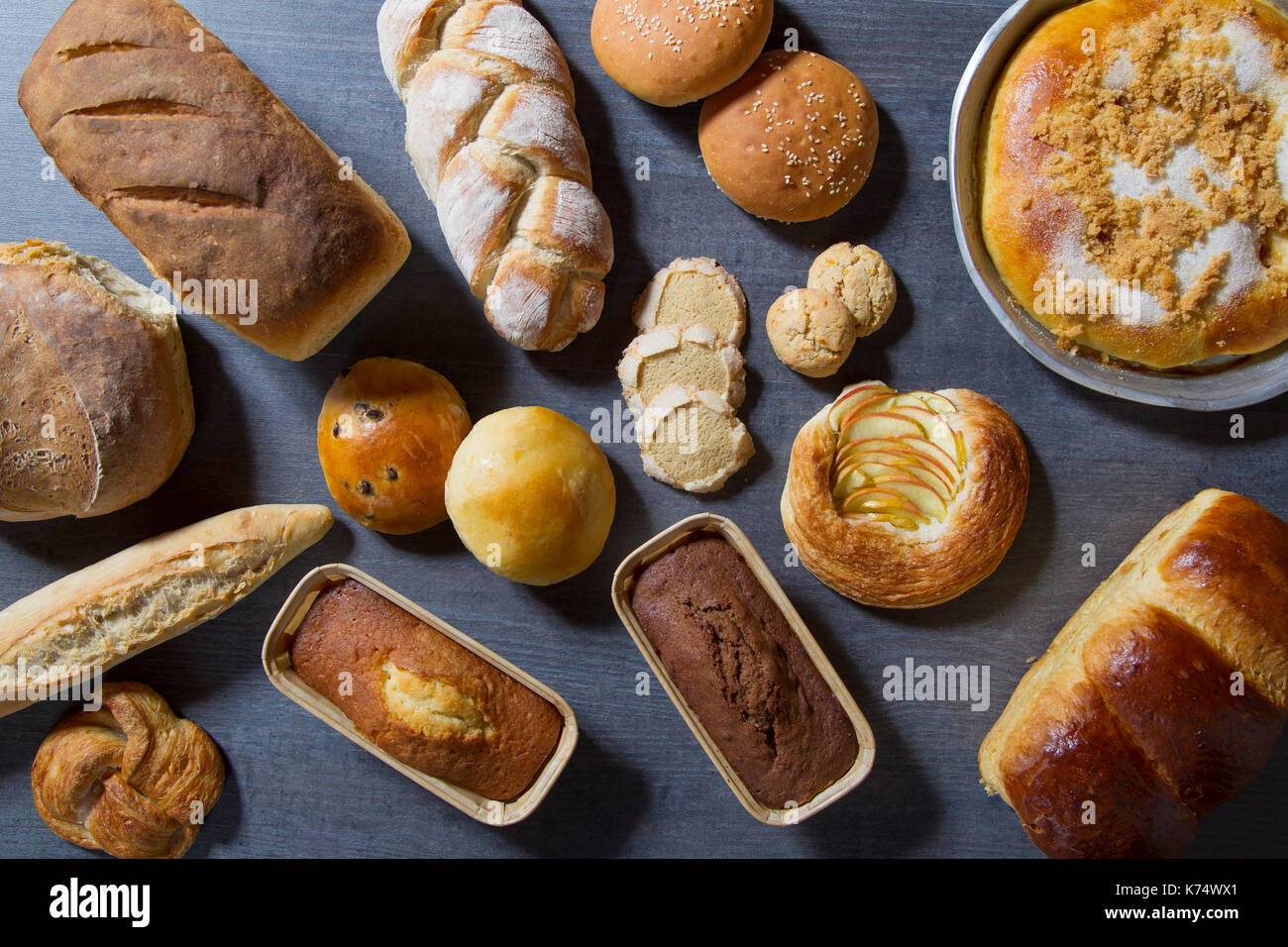 Backwaren: Brot und Gebäck im Holzofen gebacken Stockfoto