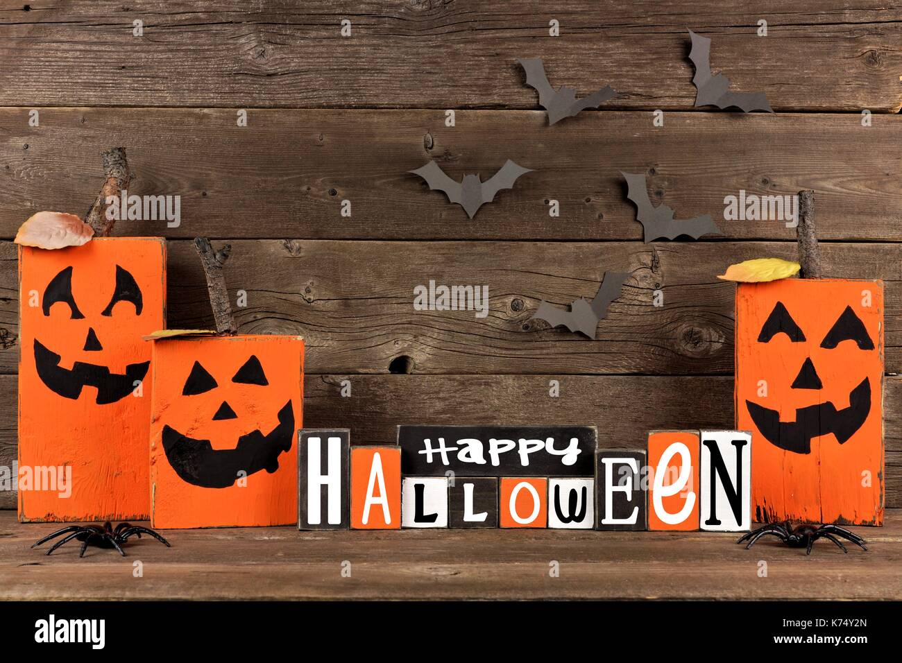 Holz- Happy Halloween mit rustikalem Holz Jack o Laternen gegen ein altes Holz Hintergrund Stockfoto