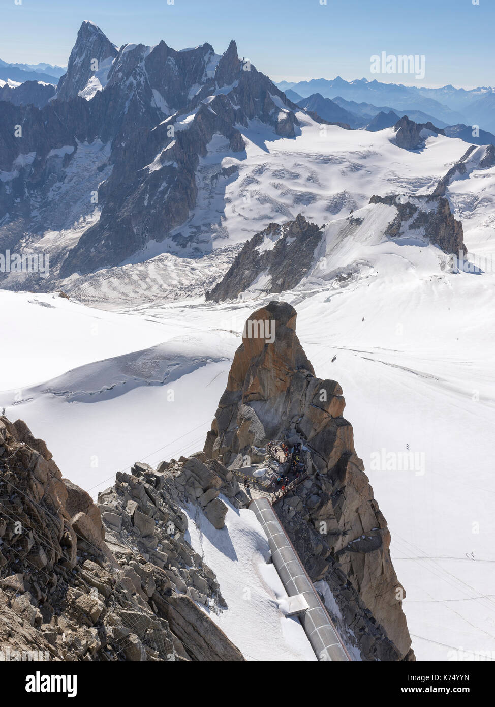 Aiguille du Midi, 3842 m, an der Vorderseite der Röhre Le Leitung zu einer Aussichtsplattform auf der Klippe Piton Sud, am hinteren oberen Grandes Stockfoto