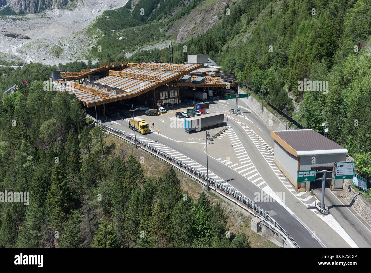 Im Mont-Blanc-Tunnel, Mautstelle und tunnel Eingang auf der italienischen Seite, Luftaufnahme, Courmayeur, Aostatal, Autonomen Stockfoto