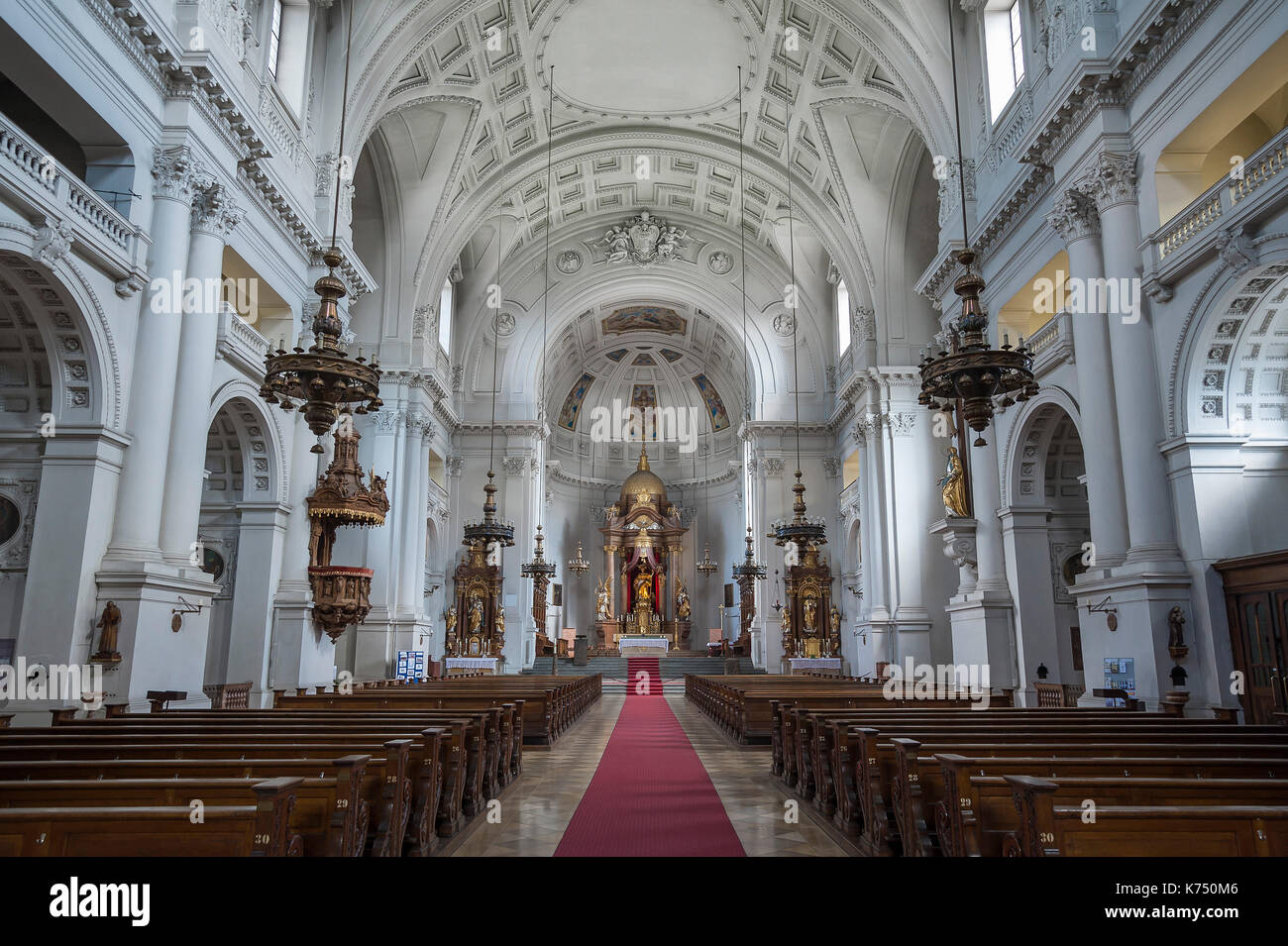 Mittelschiff mit Hauptaltar, neue Pfarrkirche St. Margaret, St. Margaret-Kirche, Sendling, München, Bayern, Deutschland Stockfoto