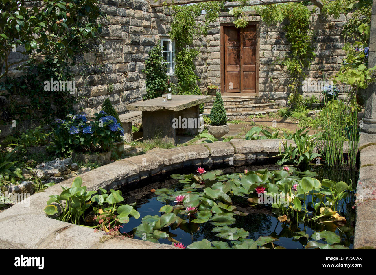 Der pazo Secret Garden von Rose McMonigall für Binsenweisheit de Galicia, ausgelegt für RHS Hampton Court Palace Flower Show. Stockfoto