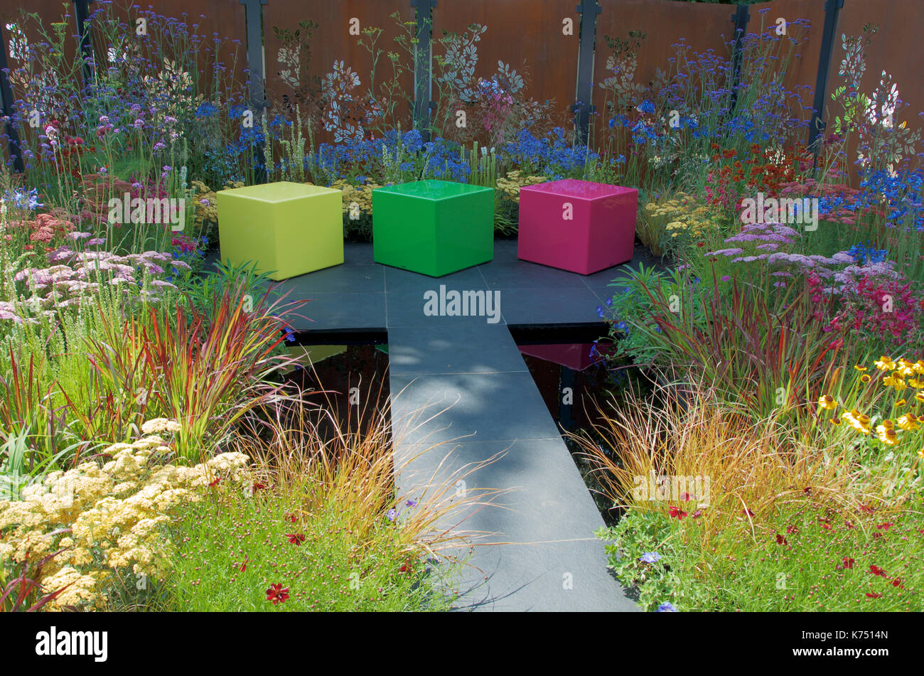 Das Farbfeld, Garten in der RHS Hampton Court Flower Show statt. Der Garten wurde von Charlie Bloom und Simon Webster entworfen und ist das Ergebnis von collabor Stockfoto