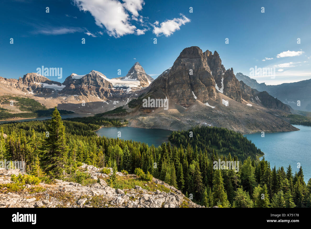 Blick vom Gipfel des Mount Nublet auf Mount Assiniboine, Mount Sunburst, Lake Magog, See Sunburst und See Cerulean, Kanadische Stockfoto