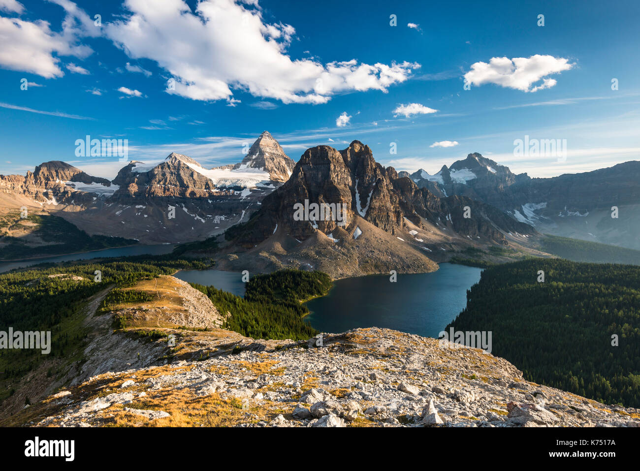 Blick vom Gipfel des Mount Nublet auf Mount Assiniboine, Mount Sunburst, Lake Magog, See Sunburst und See Cerulean, Kanadische Stockfoto