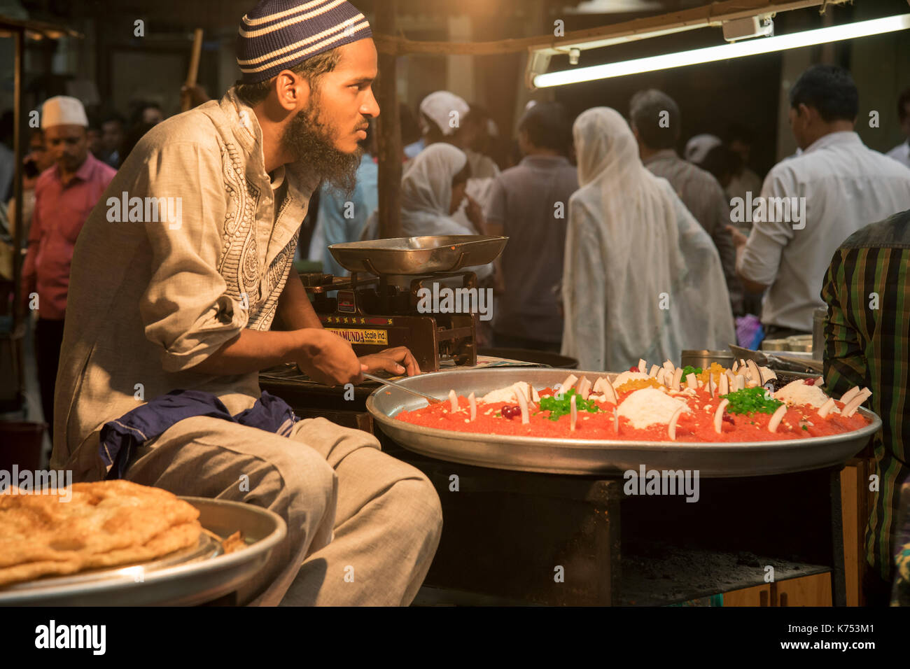 Das Bild von einem Lebensmittel Anbieter eatables verkaufen, wie Muslime ihren Ramzan oder Ramadan fasten an Miinara Masjid in Pydhonie brechen; Bombay Mumbai Stockfoto