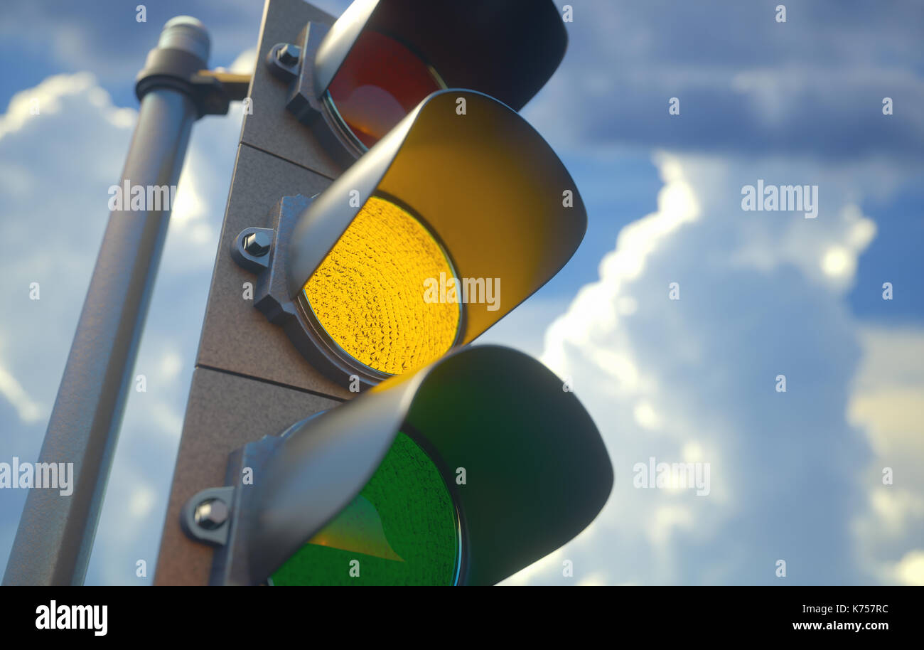 Ampel mit gelbem Licht auf, Signal für mit Vorsicht vorgehen. Stockfoto