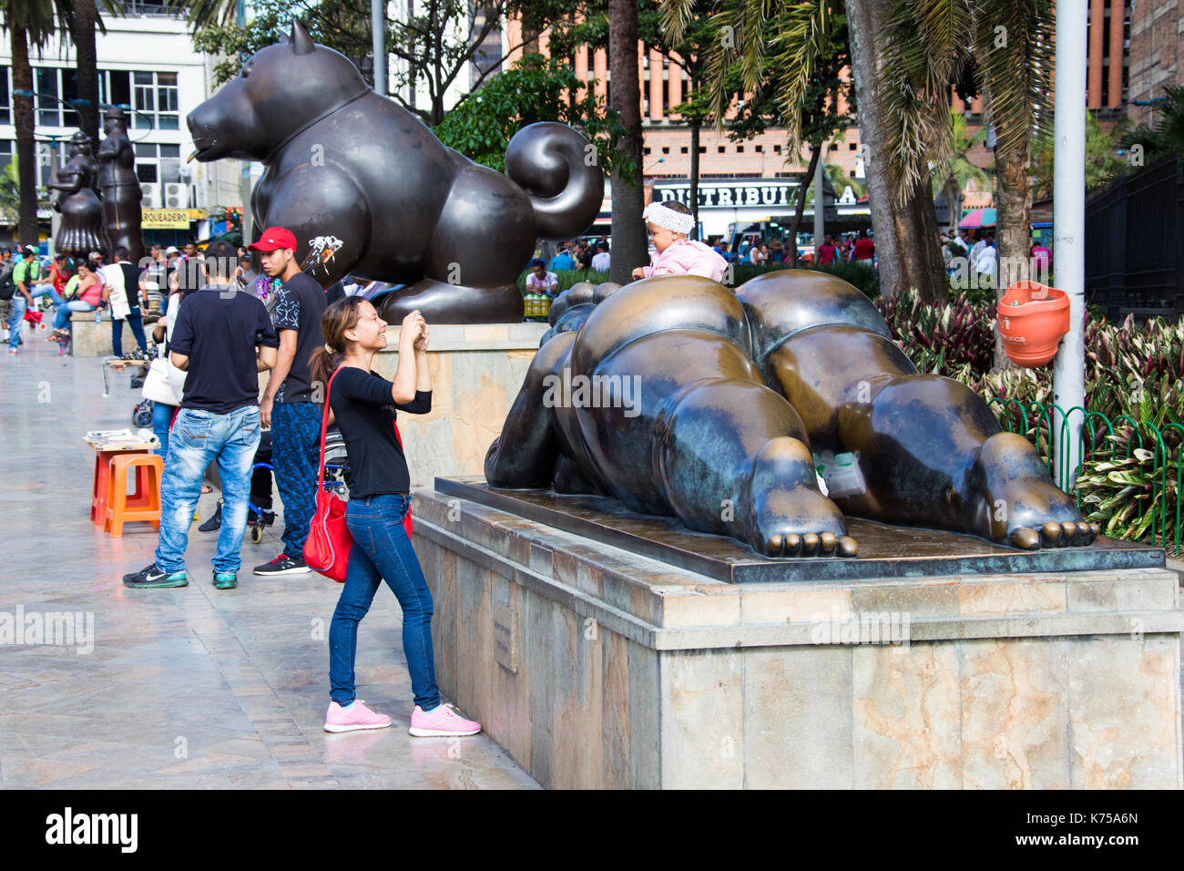 Mujer con espejo Skulptur, Botero Plaza, Medellin, Kolumbien Stockfoto