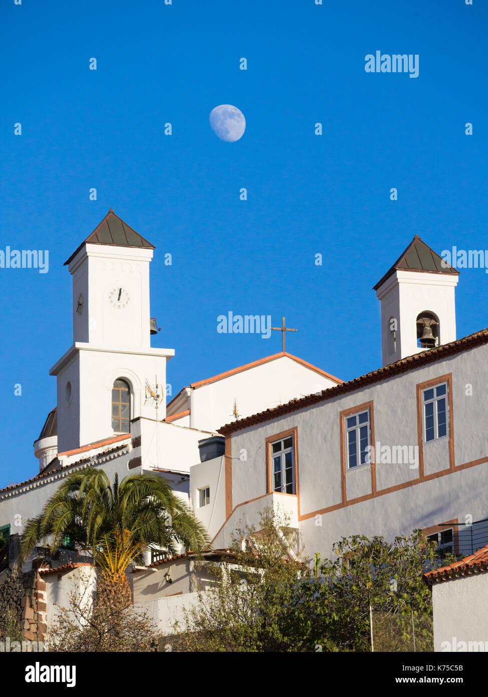 Der Mond steigt über der Kirche in Tejeda Dorf in den Bergen von Gran Canaria, Kanarische Inseln, Spanien. Stockfoto