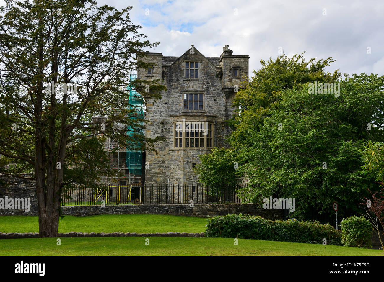 Von außen restauriert 15. Jahrhundert Donegal Castle in Donegal Town, County Donegal, Republik von Irland Stockfoto