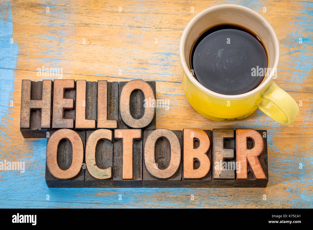 Hallo Oktober Grußkarte - vintage Buchdruck Holz Bausteine gegen gemasertem Holz mit einer Tasse Kaffee Stockfoto
