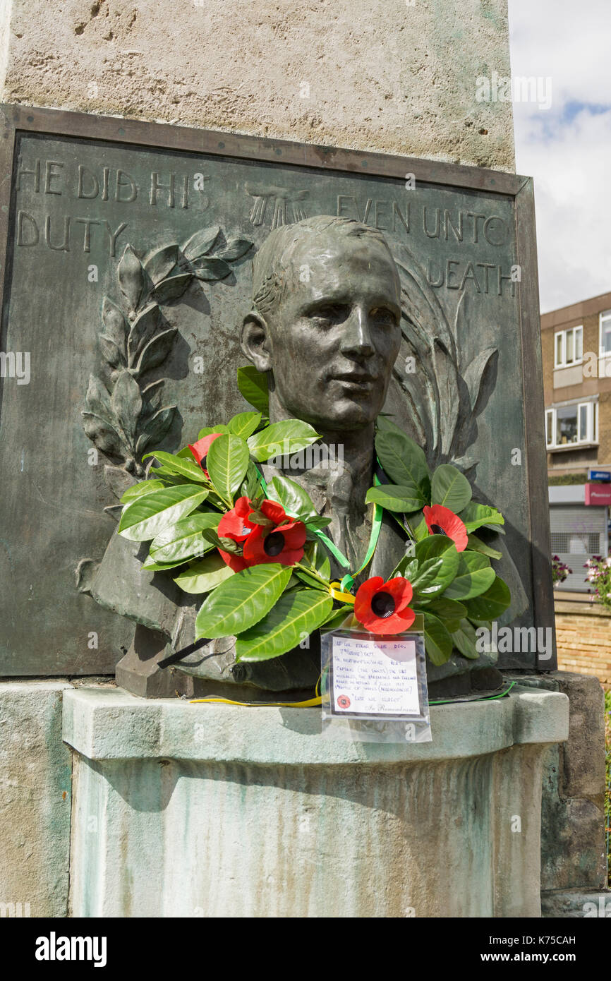 Büste von local hero Edgar Mobbs durch eine Mohn Kranz zu 100 Jahre seit seinem Tod in der Schlacht von Passchendale; Northampton, Großbritannien eingerichtet Stockfoto