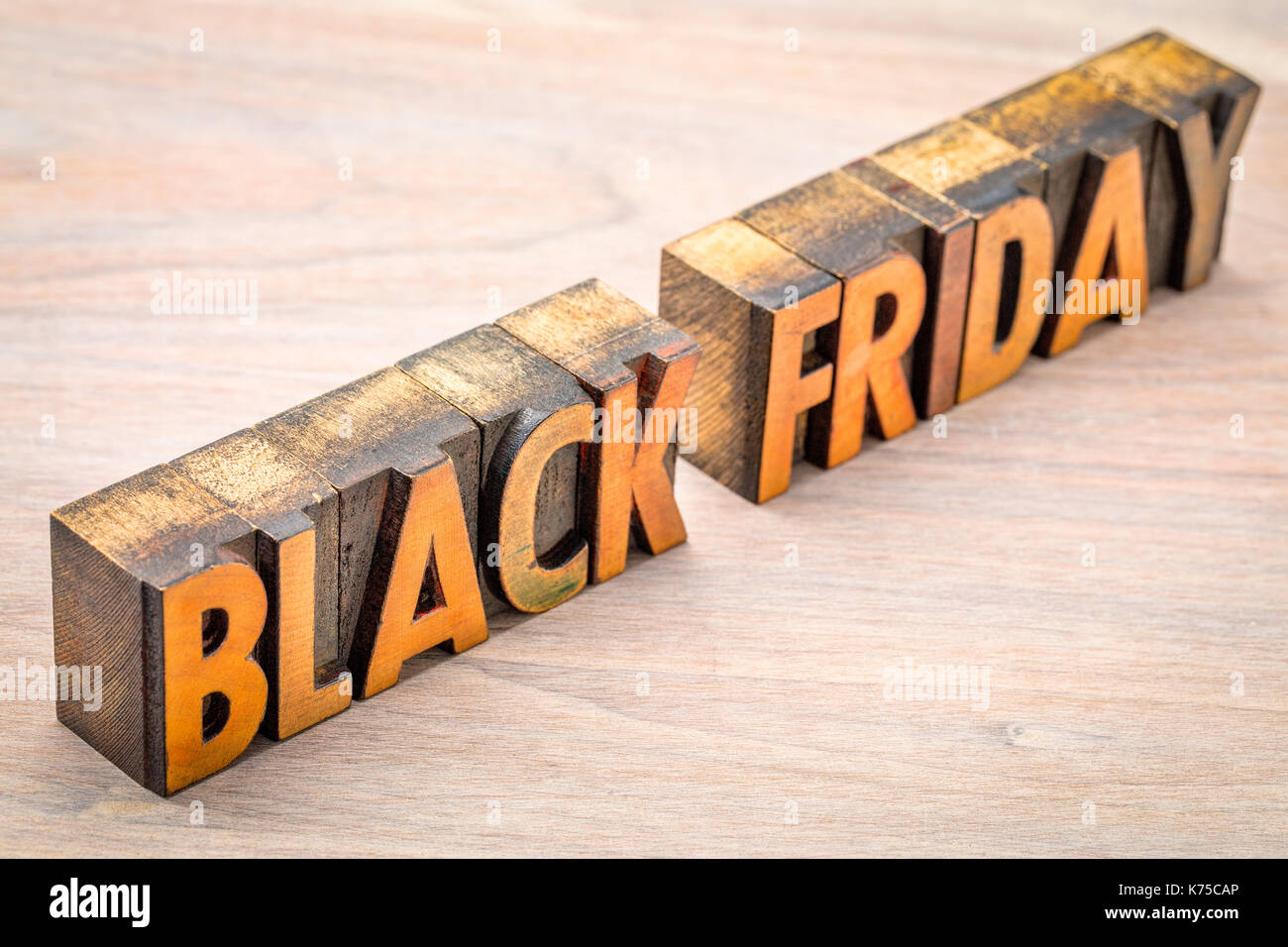 Schwarzer Freitag Banner in Vintage buchdruck Holz Bausteine gegen gemasertem Holz Stockfoto