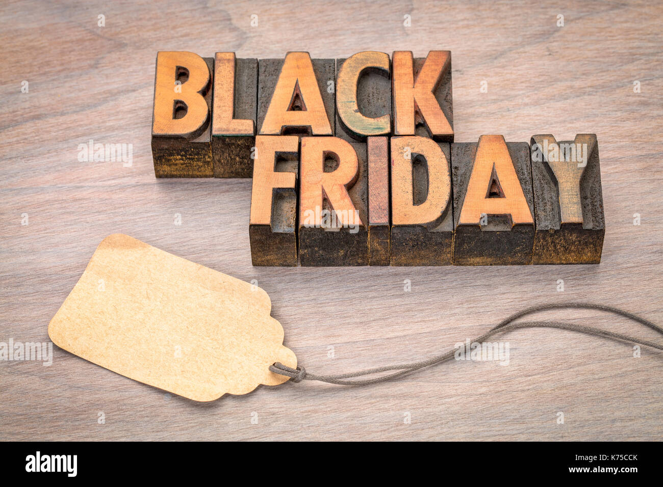 Schwarzer Freitag Konzept in Vintage buchdruck Holz Bausteine vom Typ mit einem leeren Preisschild gegen gemasertem Holz Stockfoto