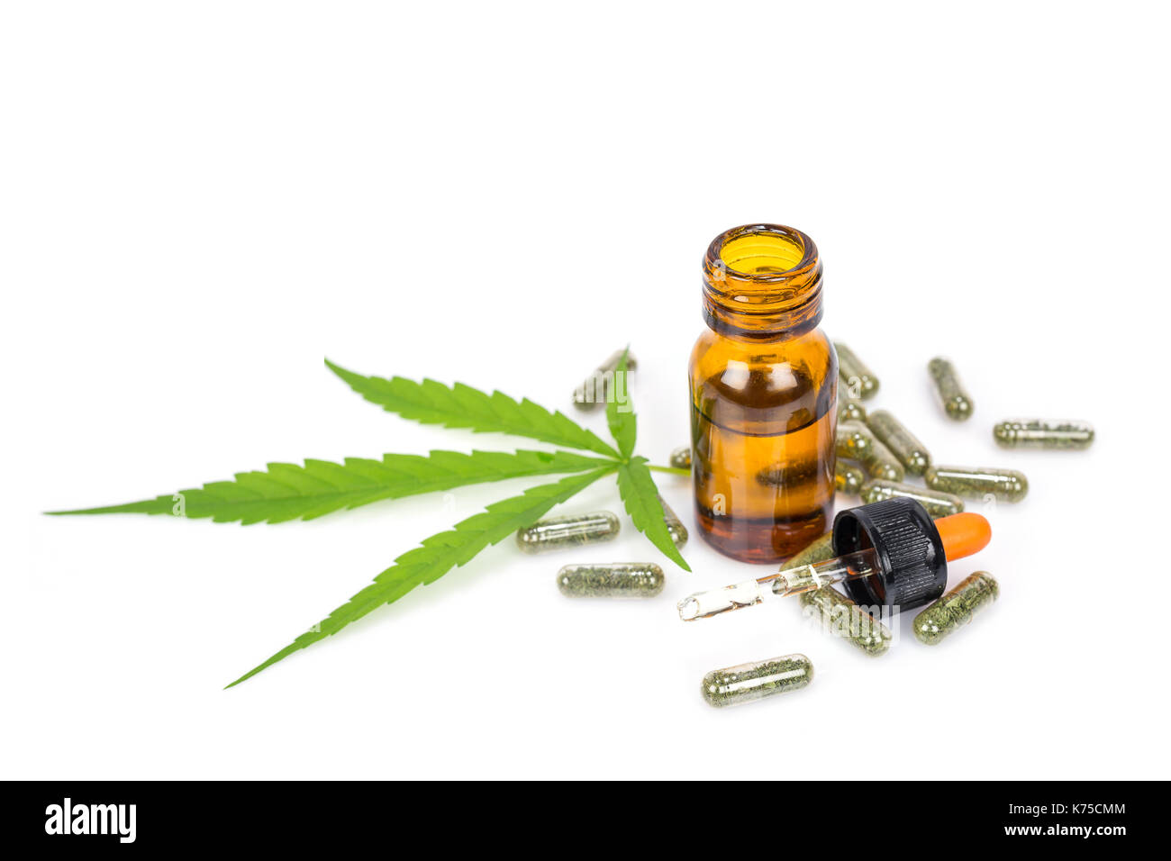 Die medizinische Verwendung von Cannabis (Marihuana) Öl auf weißem Hintergrund Stockfoto