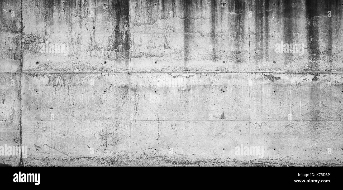 Alte grungy Betonwand mit dunklen feuchten Flecken, frontale Hintergrund Foto Textur Stockfoto